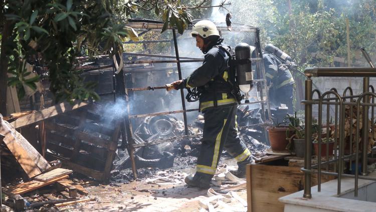 Odunluktaki yangında 2 bisiklet yandı