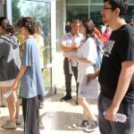 Aksesuarlarını çıkarmaya çalışırken sınav saatini kaçırdı