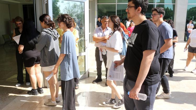 Aksesuarlarını çıkarmaya çalışırken sınav saatini kaçırdı