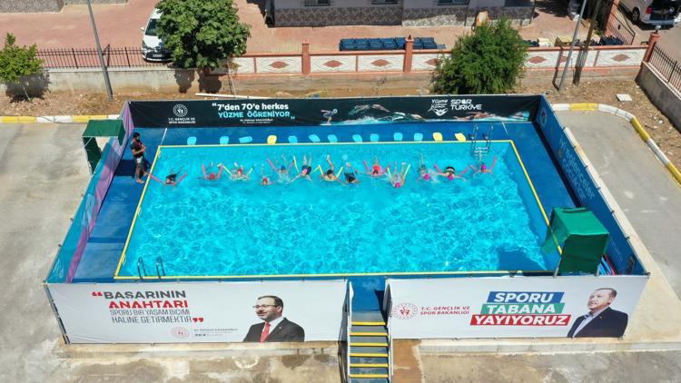 Kırsaldaki çocuklara portatif yüzme havuzu