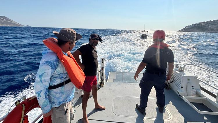 Arızalanan teknedeki 2 kişi kurtarıldı