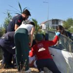 Otomobilde sıkışan yolcuyu itfaiye kurtardı