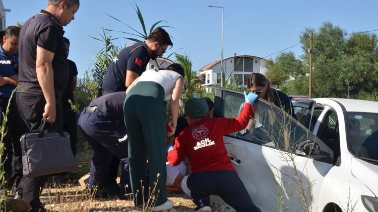 Otomobilde sıkışan yolcuyu itfaiye kurtardı