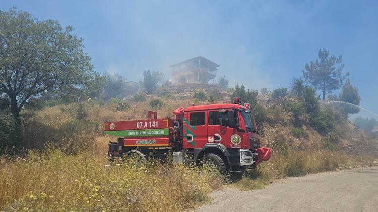 Serik’te tarım arazisinde çıkan yangın söndürüldü