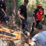 Ormanlık alana düşen yamaç paraşütü pilotu yaralandı