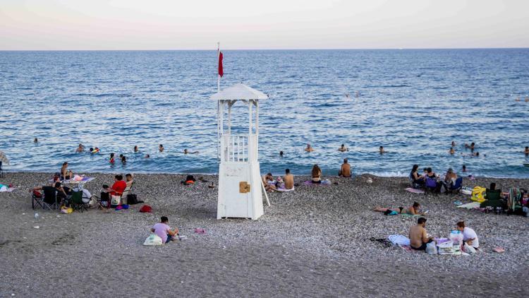 Konyaaltı Sahilinde cankurtaran mesaisi sonrası tehlikeli saatler