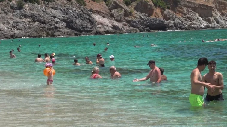 Alanya'da aşırı sıcaklar sahilleri doldurdu