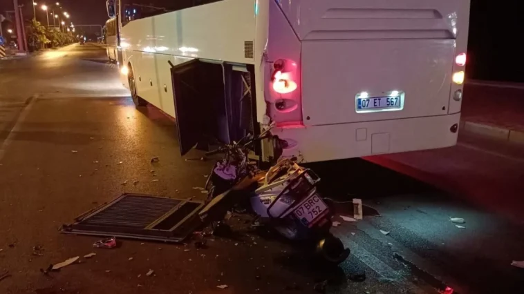 Alanya'da midibüse çarpan motosikletin sürücüsü öldü