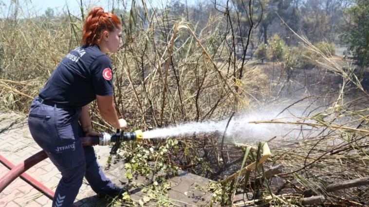 Antalya Büyükşehir alevlerle mücadelesini sürdürüyor