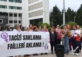 Antalya Büyükşehir Belediyesi önünde kadın eylemi