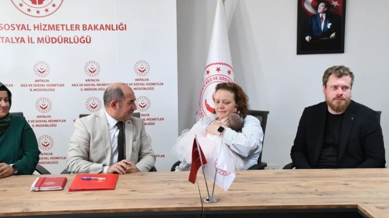 Antalya Havalimanı'nda tuvalete bırakılan bebek, Rus yetkililere teslim edildi