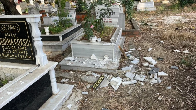 Antalya Serik'te mezar taşları kırıldı