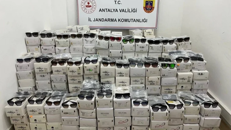 Antalya’da 16 bin adet kaçak güneş gözlüğü yakalandı