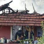 Antalya’da 2 katlı ev küle döndü