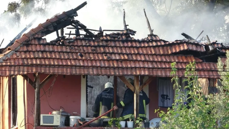 Antalya’da 2 katlı ev küle döndü
