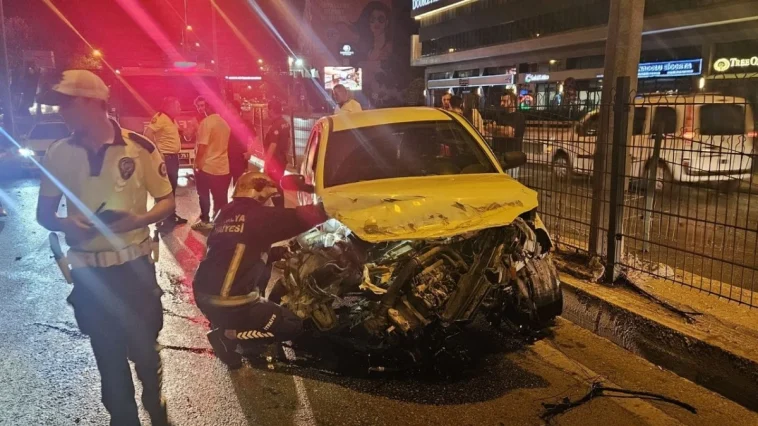 Antalya’da alkollü sürücü refüje çarptı: Yaralanan olmadı