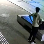 Antalya'da bankta oturan kişiyi dövüp, parasını gasbetti