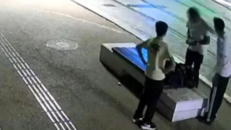 Antalya'da bankta oturan kişiyi dövüp, parasını gasbetti