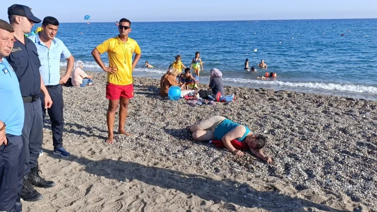 Antalya'da boğulma tehlikesi yaşayan kadını vatandaşlar kurtardı
