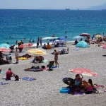 Antalya'da bunaltan sıcaklıkta sahiller doldu