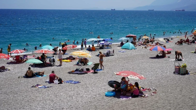 Antalya'da bunaltan sıcaklıkta sahiller doldu