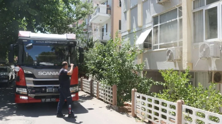 Antalya'da buzdolabından çıkan yangını itfaiye söndürdü
