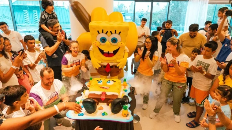 Antalya'da çizgi film karakterine doğum günü kutlaması