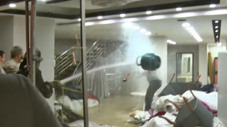 Antalya’da mağazayı yakmaya çalışan şahsa tazyikli su