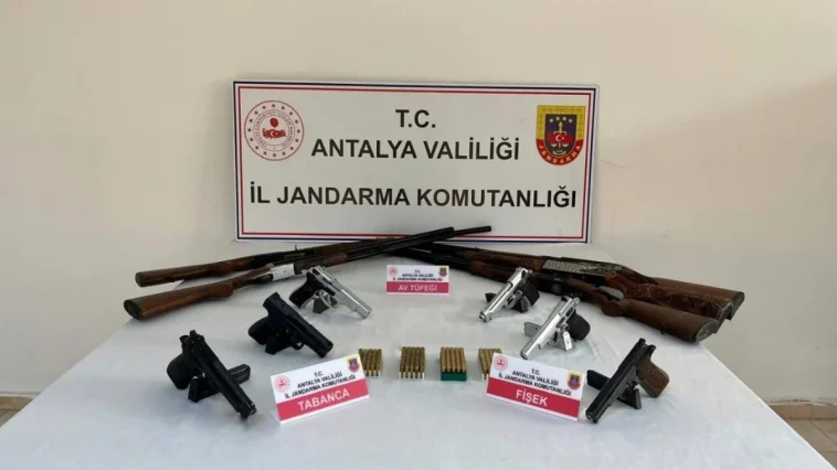 Antalya’da kaçak silah operasyonu