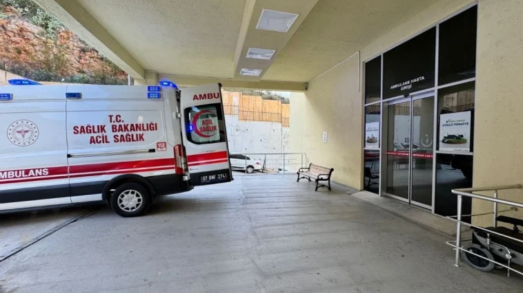 Antalya'da kendi karnına iki kez bıçak saplayan adam ağır yaralandı