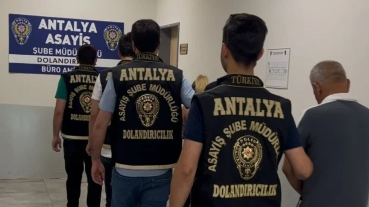 Antalya’da sahte altınla kuyumcuları dolandıran 4 şüpheli yakalandı