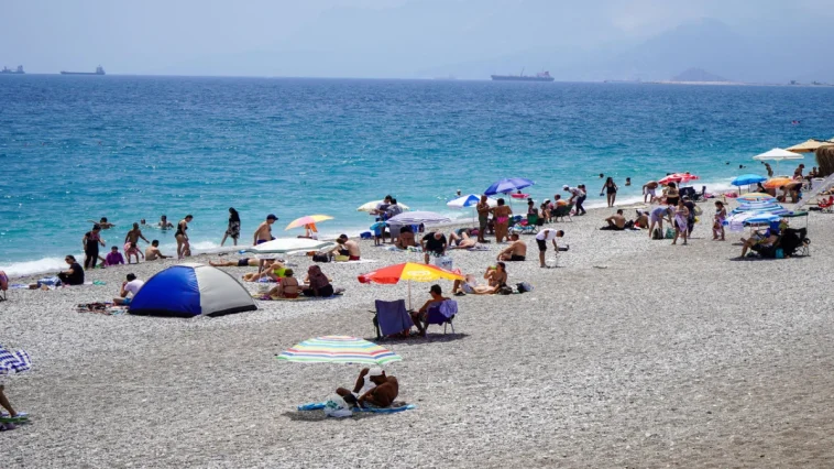 Antalya'da sınavdan çıkan sahillere koştu