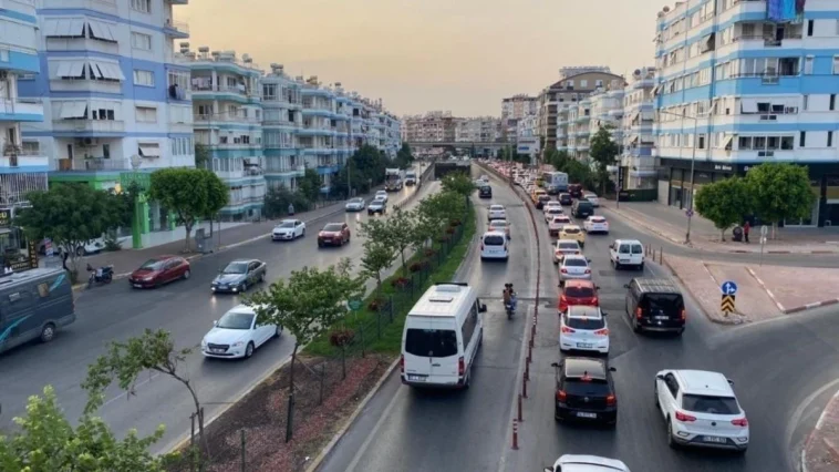 Antalya'da trafiğe kayıtlı araç sayısı 1 milyon 700 bine yaklaştı