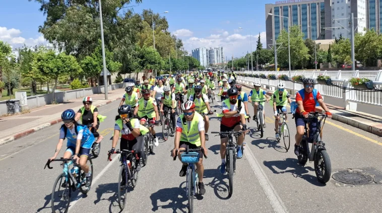 Antalya'da 'Trafikte beni fark et' sloganıyla bisiklet turu