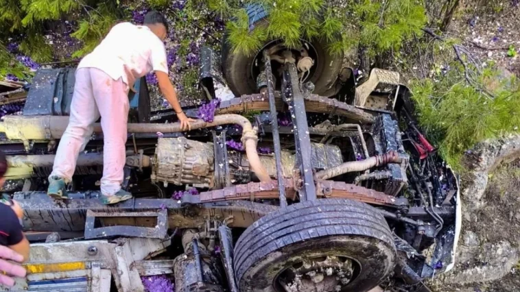 Antalya’da yumurta yüklü kamyon devrildi: 1 ölü
