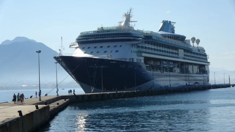 Bahama bandıralı kruvaziyer 1800 yolcuyla Alanya'da