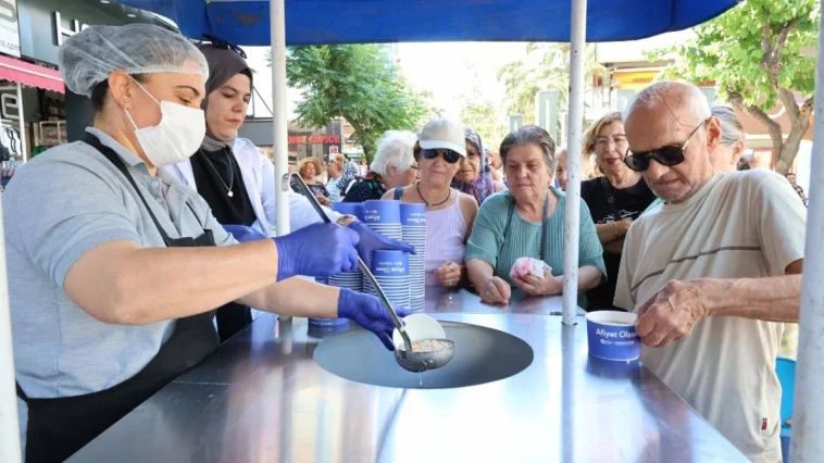 Büyükşehir Belediyesi geleneksel aşure ikramlarına başladı