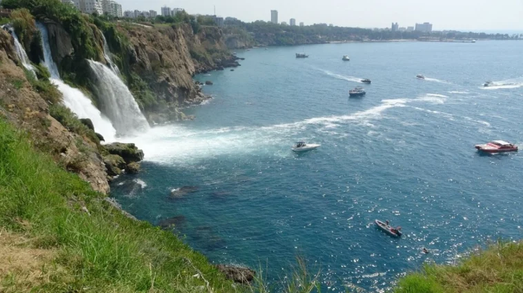 Düden Şelalesi’nde denize düşen kişi için arama sürüyor