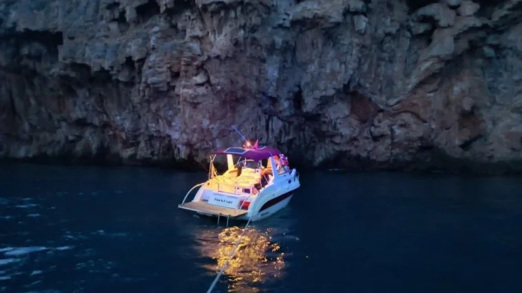 Falezlere sürüklenen tekne son anda kurtarıldı