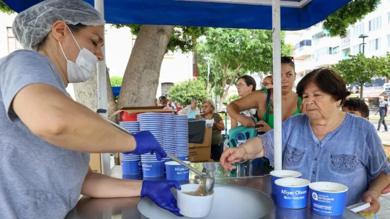 Geleneksel aşure ikramları devam ediyor