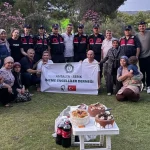 Kavga ihbarına gittiler çiçeklerle karşılandılar