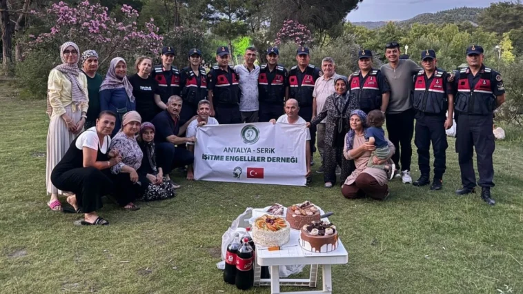 Kavga ihbarına gittiler çiçeklerle karşılandılar