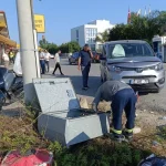 Kaza yapan araçlar elektrik panosunu devirdi
