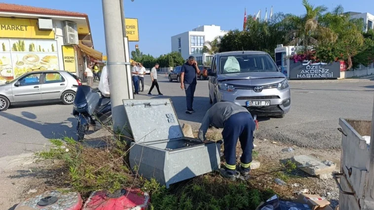 Kaza yapan araçlar elektrik panosunu devirdi