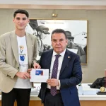 Kemer'de Böcek'e 'Genç Kart'ı anlattı