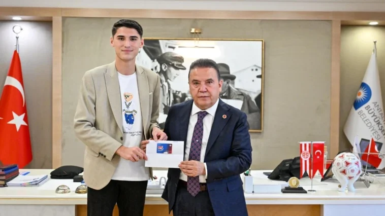 Kemer'de Böcek'e 'Genç Kart'ı anlattı