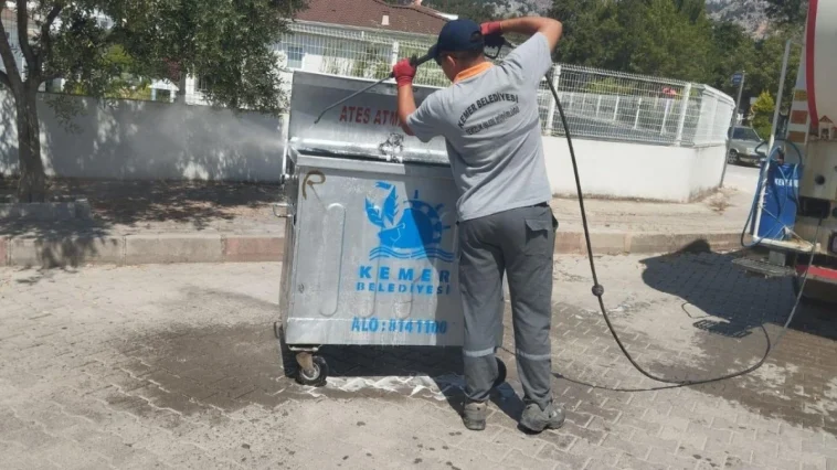 Kemer’de çöp konteynerleri dezenfekte ediliyor