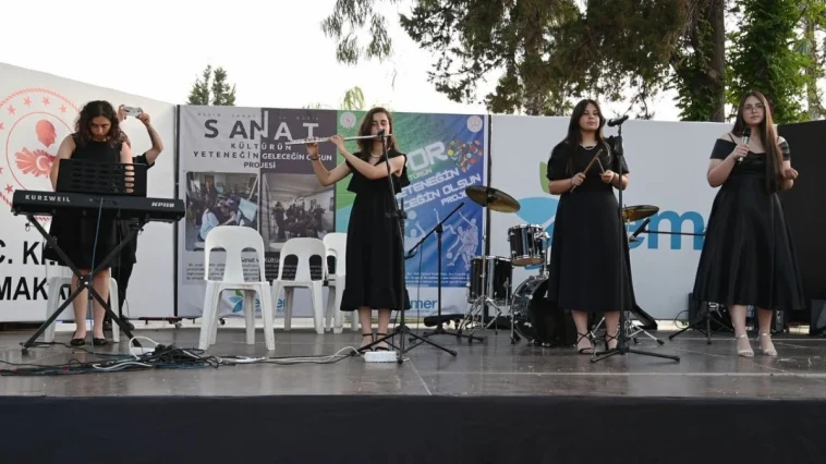 Kemer'de liselerarası müzik yarışması düzenlendi