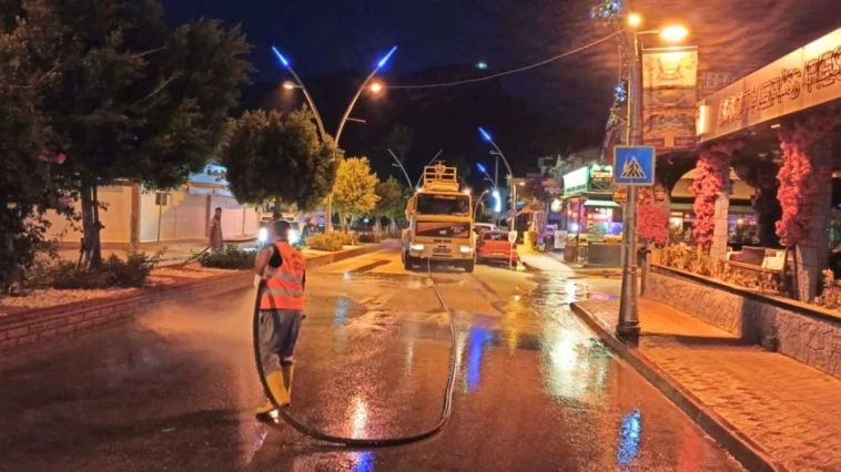Kemer’de yollara bakım onarım
