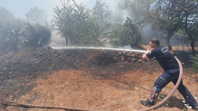 Kepez’de evlere metreler kala söndürüldü